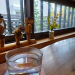 ギャラリー＋カフェ ミュゲ - お白湯と窓とカウンター