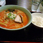 真ごころ本店 - 味噌ラーメンと小ライスのセットです。