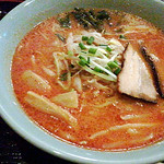 真ごころ本店 - 真っ赤な味噌スープ。