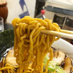 Ramenhakkou - 麺は中太ちぢれ麺。スープで色づいております。食べ応えがある麺。これ美味いね♪
                      海苔と絡めて食べるのも美味い！