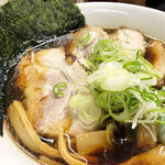 Ramenhakkou - 20cmほどの丼に入って提供。黒いスープにチャーシュー、メンマ、海苔、ネギのラインナップです。
                      富山ブラックラーメンで海苔が入っているのは珍しいですな。