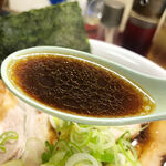 Ramenhakkou - スープは真っ黒。いわゆる「富山ブラックラーメン」系ですが、塩辛くはなく旨味がある美味しいスープ。