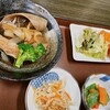 萬正食堂 - この日の日替わり（煮魚、フライ、小鉢が2つ）
