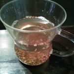 中国饗膳 粋廉 - あたたかいお茶のサービス。ジャスミンの茶葉も入って、さし湯のポットも用意されます。