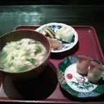 Suiren - スープ、春巻き、ザーサイなどがついています。