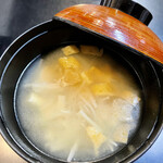 Tabei - 油揚げとエノキの味噌汁。