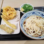 Marugame Seimen - ぶっかけ冷大、野菜かき揚げ、ごぼう天、ちくは磯部天ハーフ