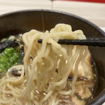 拉麺屋ごっつお神楽 - 麺がほぐれてないのでリフトに苦心
