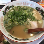 博多長浜ラーメン まる長 - 「長浜とんこつラーメン」。（ネギ大盛り）