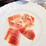 La Brianza - 愛農ポーク2年熟成自家製生ハム手切りスライス。入荷を知って密かに楽しみにしていたのを(伝えてなくても)知っているかのようなジャストタイミング!! 待ってたわ～塩味やさしくコク甘み期待以上素晴らしい☆