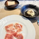 La Brianza - 愛農ポーク2年熟成生ハム手切りスライス、ブッラータチーズ自家製アンチョビ。