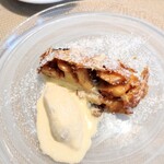 La Brianza - ストゥルーデル(アップルパイ)アイスクリーム添え。思いがけずかなりお久しぶりのストゥルーデルにサプライズな喜び☆ありがとうございます!!シナモンの香り控え目な甘みサクサク歯ざわり林檎最高です!