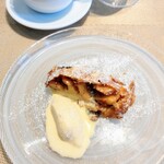 La Brianza - ストゥルーデルアイスクリーム添えとディカフェコーヒー。