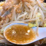 麺屋 桐龍 - スープにはやはり油膜。だが、かき混ぜると味噌の濃厚な味わいを感じる。