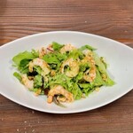 Basil-flavored salad with red shrimp and walnuts