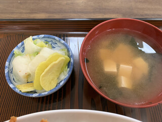 まつもと食堂 - 味噌汁、漬物。この漬物もおいしい。