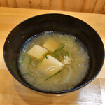 お好み焼き カジヤン - サービスの"みそ汁"。