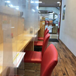 お好み焼き カジヤン - 店内はカウンター5席のみ。