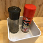 お好み焼き カジヤン - 一味と黒胡椒。