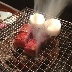 将門 - 肉汁が炭火に落ちて
            その煙でまた燻されて
            お肉が美味しくなって
            いきます(￣▽￣)
            