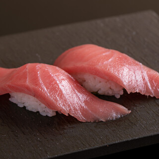 我们提供用最新鲜的食材制成的握寿司！