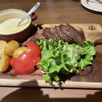 CHEESE SQUARE AVANTI - お肉料理もチーズをかけます