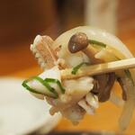 卓 - イカげそバター炒めその５