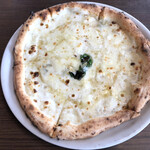 ピッツェリア チッチョ - ランチセット（¥1,100）のピザは5種類くらいから選べます。これにサラダとドリンクが付いてきます。チーズのピザは蜂蜜かかってて美味しいです。