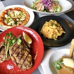 LEON - 【25日26日限定　クリスマスメニュー】セットメニュー￥4,000（お二人様からお選びいただけます。お料理はお取り分けです）
●前菜：シーザーサラダ　●生麺パスタ：当日メニューからお好きなものを御一つお選び下さい　●ピッツァ：マルゲリータ　●メイン料理：丹波鶏の骨付きモモ肉のオーブン焼き（御一人様一本ずつ）●デザート：クリスマス限定ドルチェ●コーヒーor紅茶
