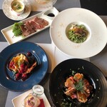 LEON - 【25日26日　クリスマスメニュー】
コース：￥5,800　(メイン1種)、￥7,500　(メイン2種)
●小さい前菜●冷前菜：牛ロースで作った自家製ハーブスモーク　●温前菜：京芋と紅ズワイガニのグラチネ●パスタ：バッカラとカラスミのクリームパスタ　　●肉料理;ハンガリー産鴨ロースのロースト　または　魚料理;オマール海老のオーブン焼き　●オリジナルデザート、カフェ
