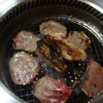 大関屋 - 肉焼いています