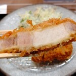 黒豚とんかつ くろまつ - 断面アップ。噛み切るのに殆んど力が要らないほど柔らかい❗️揚げ油❔パン粉❔香りもスゴく良い❗️