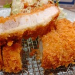 黒豚とんかつ くろまつ - 真ん中辺りの断面をパチリ。