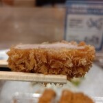 黒豚とんかつ くろまつ - 黒豚ヒレカツ（半個）の側面をパチリ。