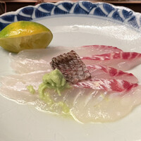 緒方 - 紅葉鯛（明石）
                  旨味豊かで味わい深い。
                  淡路島周囲の早い海流で鍛えられた身の旨味と締まり。