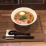 ラーメン 健やか - お盆に乗せられて提供。