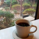 パンとコーヒーとひらりんと・・・ - お庭を眺めながらの一杯