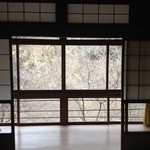 Takao Kinsuitei - 紅葉はないが、ちらつく雪が風情を感じた。
      奥の山の崖崩れがちょっと残念。