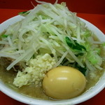 学 - 小ラーメン(700円)野菜、にんにく増し…あと味たま(50円)