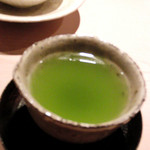 神楽坂 石かわ - 菓子と一緒に供される緑茶