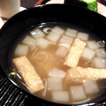神楽坂 石かわ - 大根と油揚げのお味噌汁、薄味でご飯の味を邪魔しません