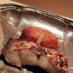神楽坂 石かわ - 焼き魚に酒盗でほのかに塩辛さをつけ、芋の揚げ物を添えたもの