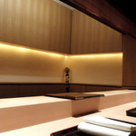 神楽坂 石かわ - 樹齢400年の尾州檜のカウンター