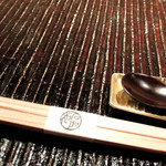 神楽坂 石かわ - 椅子やお盆などが規則正しく直線でピシリと並べられ飛び済まされた店内の空気