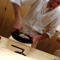 神楽坂 石かわ - 土鍋ご飯は石川氏本人がよそってくれます