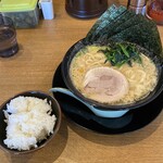 横浜家系ラーメン 一蓮家 - 豚骨醤油麺やわめ後はデフォルトで！
ごはんはラーメン頼んだら食べホーダイ！！