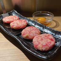 炭火焼肉寅二郎 - 黒毛和牛と飛騨けんとん豚 黄金比率の生ハンバーグ４カン