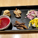 Kaigetsu - 「 野菜料理の盛り合わせ 」
                        里芋の和え物     椎茸と蓮根の焼き物   ﾌﾞﾛｯｺﾘｰと牛蒡の和え物
                        ﾋﾞｰﾂのすり流し   牛肉と牛蒡の煮物      青リンゴと菊の和え物