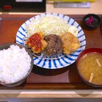 Karaage No Tensai - デカから定食3個 赤･黒･白￥549　2021.11.13