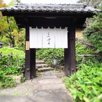 洋食 つばき - ワクワクさせる重厚な門。